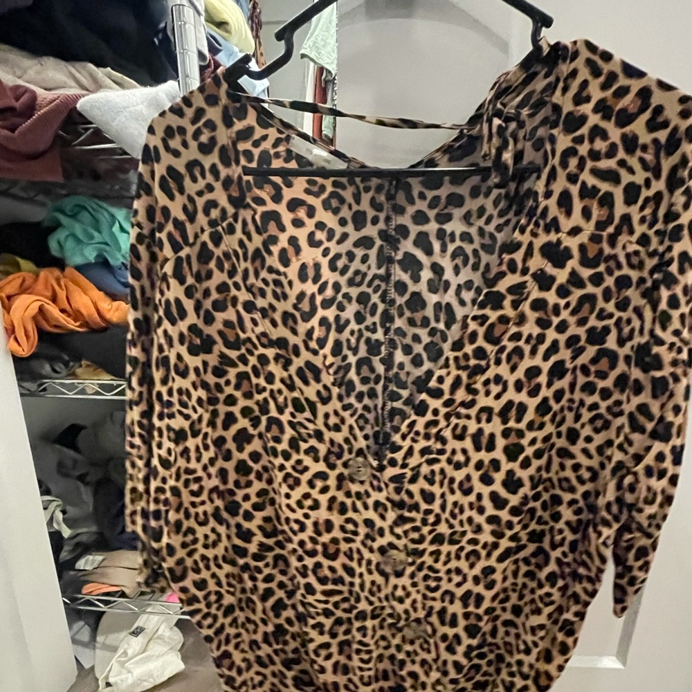 Maurices V neck top! 2x leopard